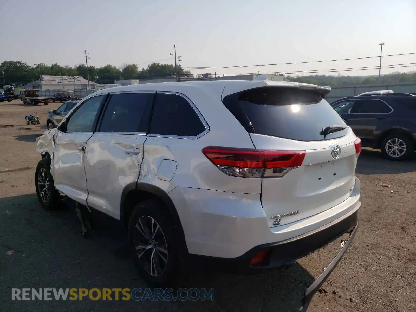 3 Photograph of a damaged car 5TDBZRFH5KS737100 TOYOTA HIGHLANDER 2019