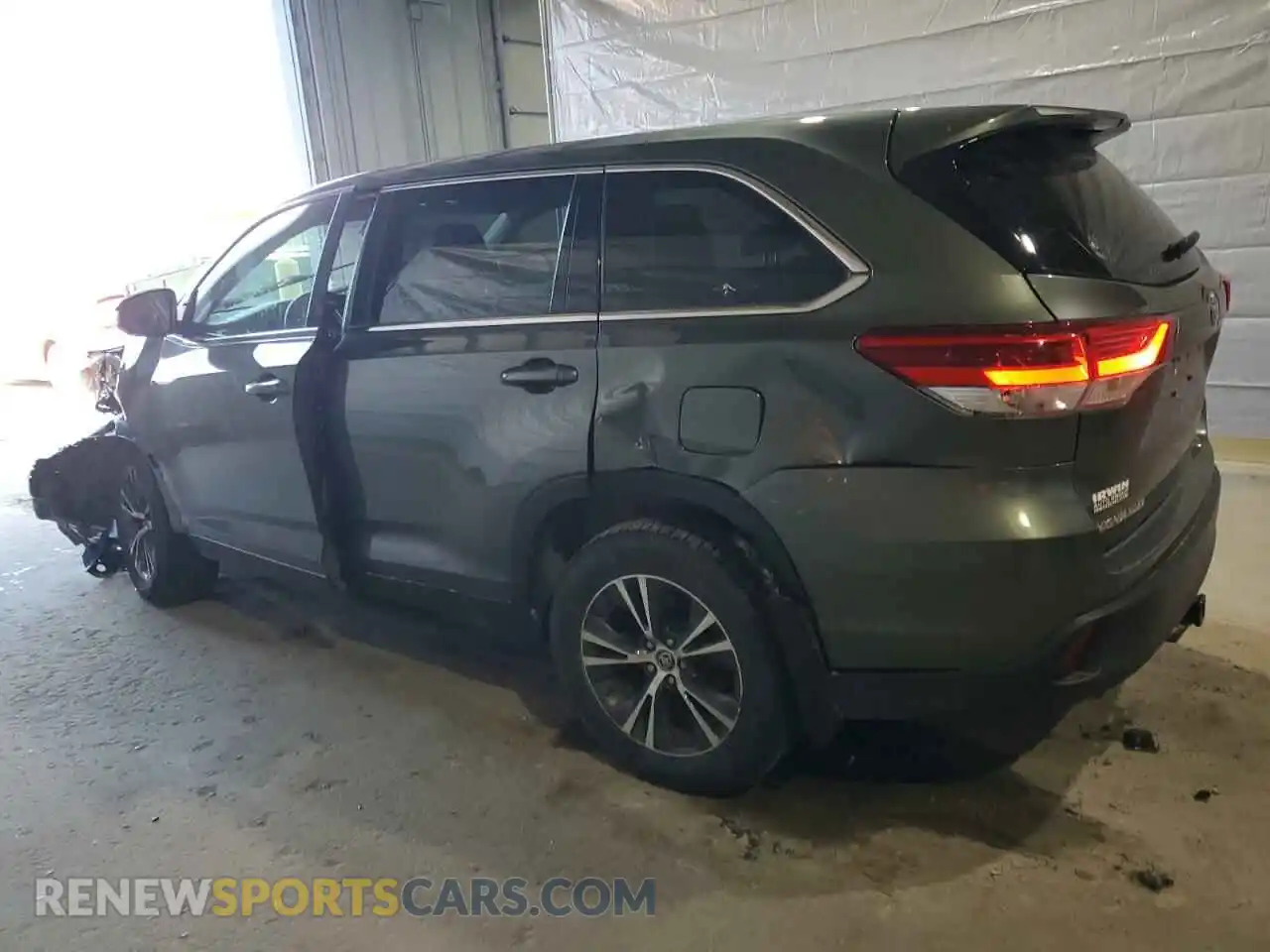 2 Photograph of a damaged car 5TDBZRFH5KS953870 TOYOTA HIGHLANDER 2019