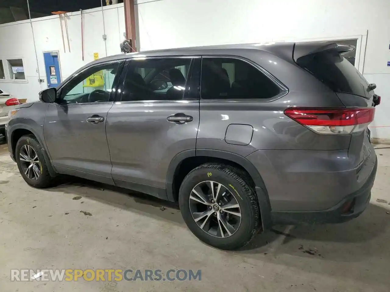 2 Photograph of a damaged car 5TDBZRFH5KS971804 TOYOTA HIGHLANDER 2019
