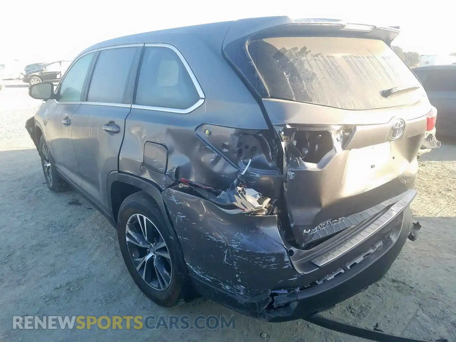 3 Photograph of a damaged car 5TDBZRFH5KS977117 TOYOTA HIGHLANDER 2019