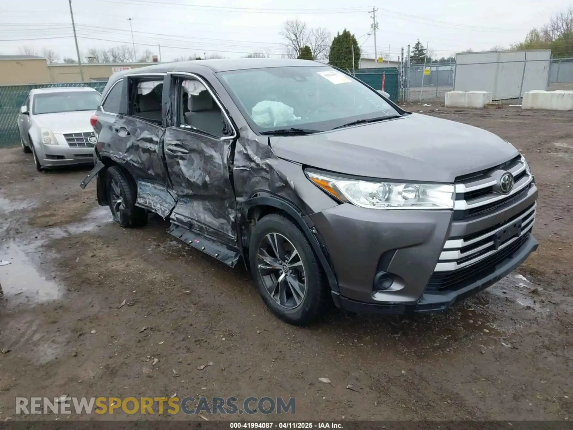 1 Photograph of a damaged car 5TDBZRFH5KS979255 TOYOTA HIGHLANDER 2019