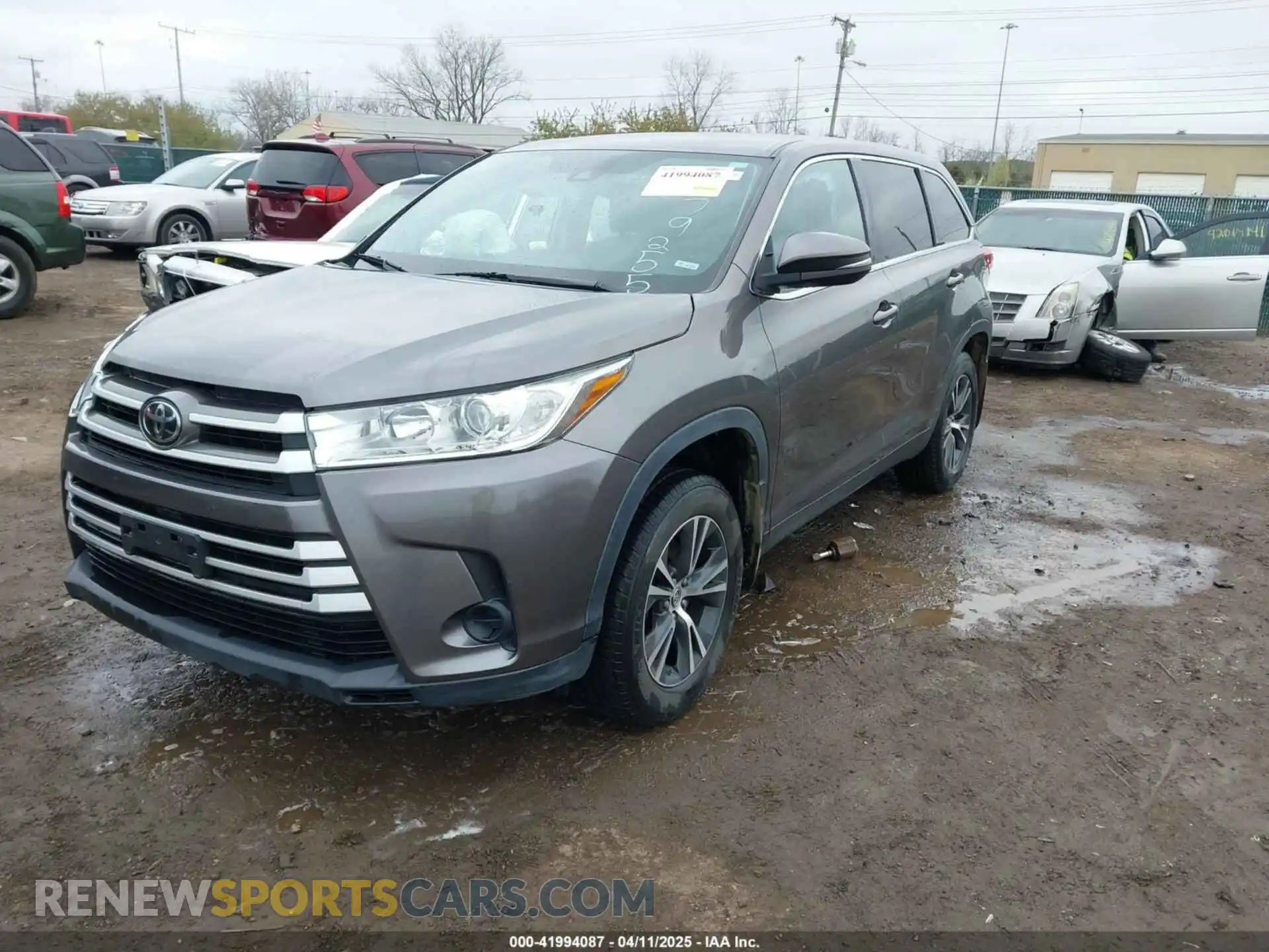 2 Photograph of a damaged car 5TDBZRFH5KS979255 TOYOTA HIGHLANDER 2019