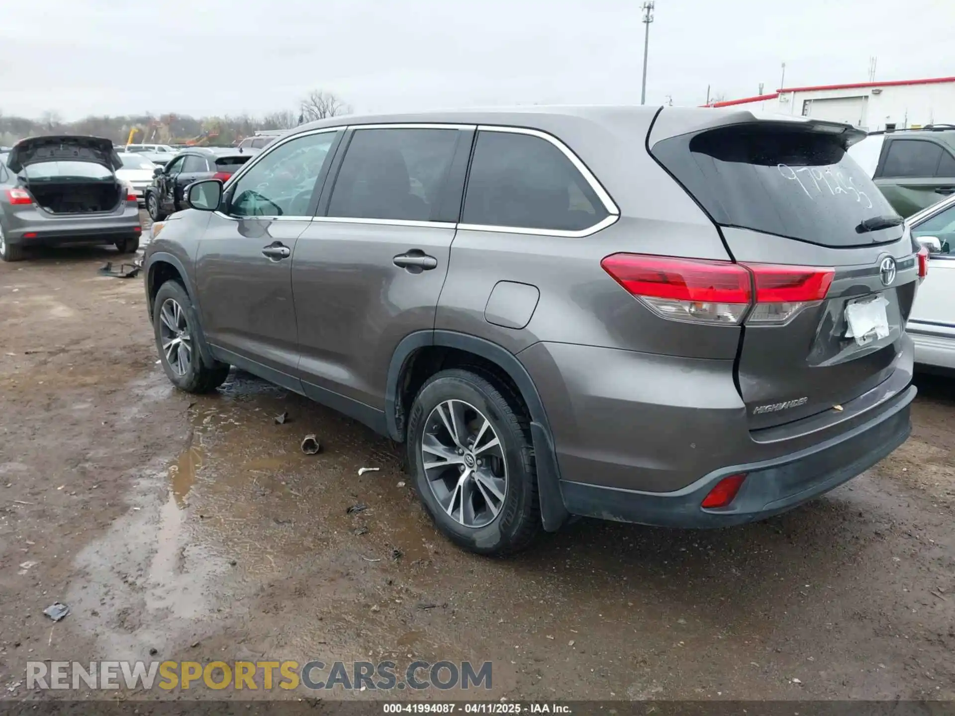 3 Photograph of a damaged car 5TDBZRFH5KS979255 TOYOTA HIGHLANDER 2019