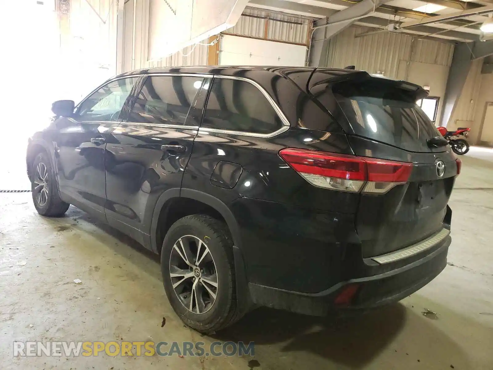 3 Photograph of a damaged car 5TDBZRFH6KS949455 TOYOTA HIGHLANDER 2019