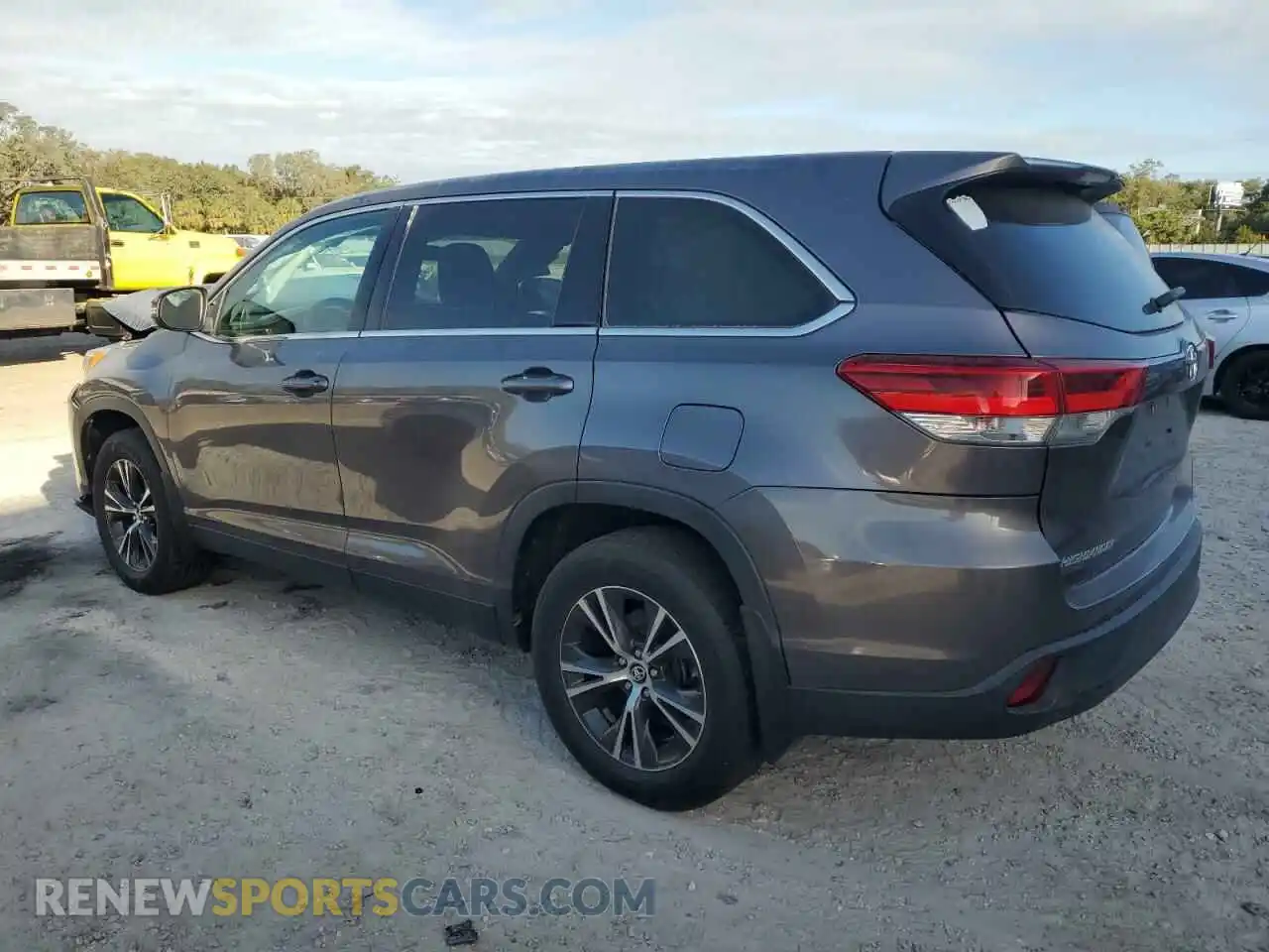 2 Photograph of a damaged car 5TDBZRFH6KS960357 TOYOTA HIGHLANDER 2019