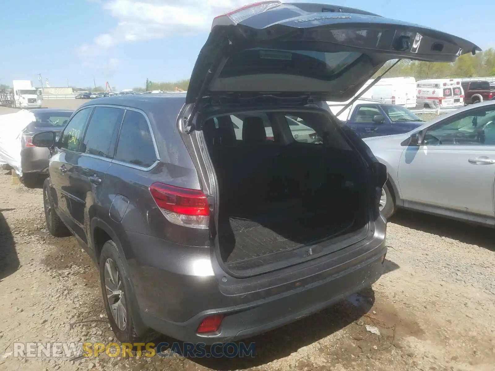 3 Photograph of a damaged car 5TDBZRFH7KS740323 TOYOTA HIGHLANDER 2019