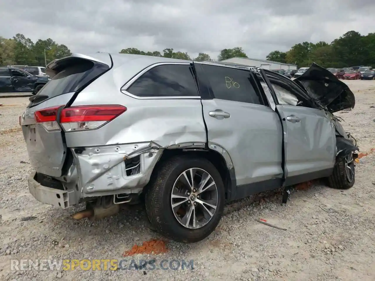 3 Photograph of a damaged car 5TDBZRFH7KS938335 TOYOTA HIGHLANDER 2019