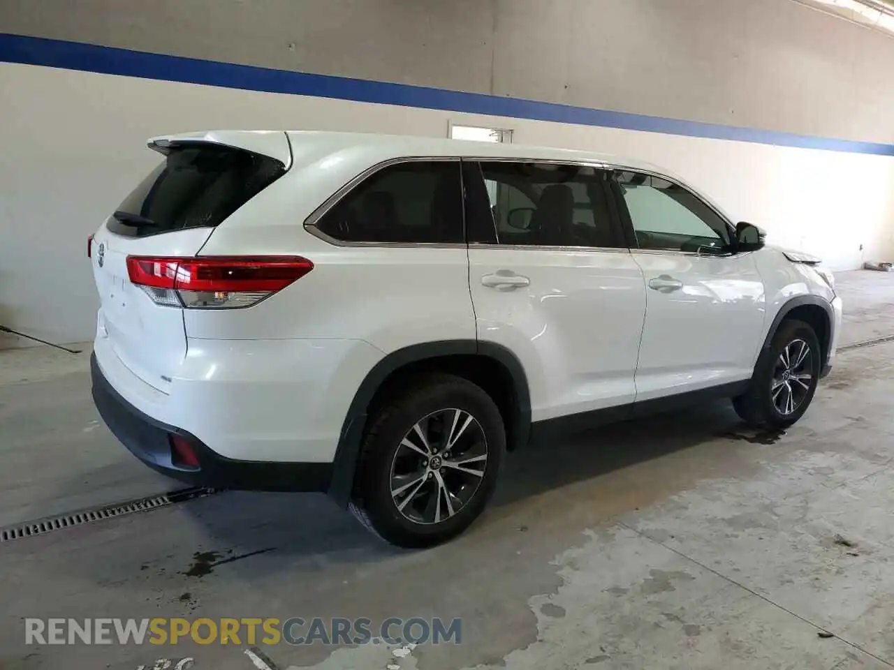 3 Photograph of a damaged car 5TDBZRFH7KS970282 TOYOTA HIGHLANDER 2019