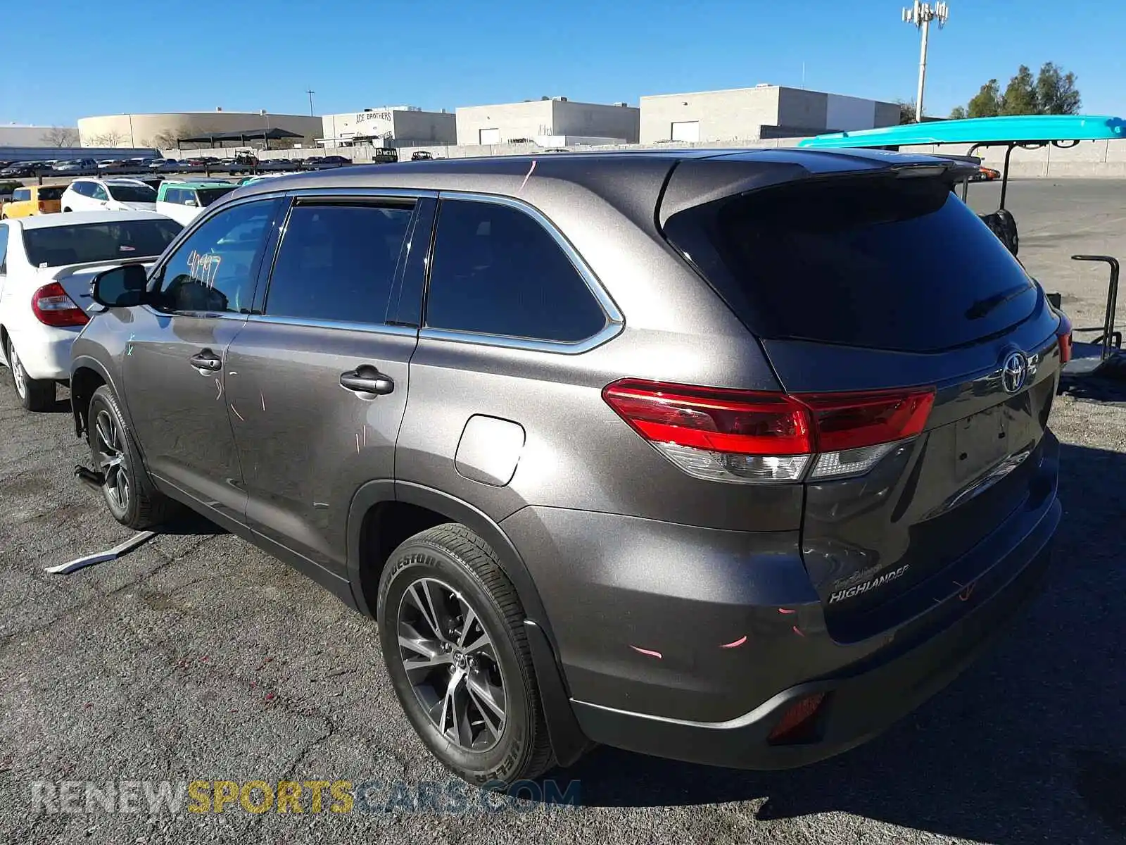 3 Photograph of a damaged car 5TDBZRFH8KS944709 TOYOTA HIGHLANDER 2019