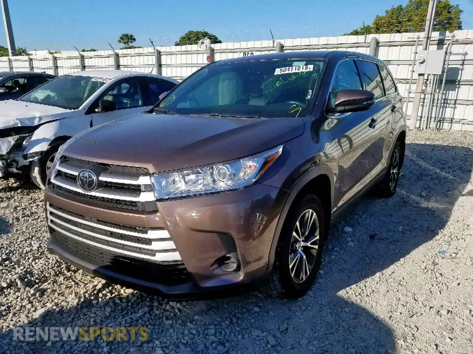 2 Photograph of a damaged car 5TDBZRFH9KS945643 TOYOTA HIGHLANDER 2019