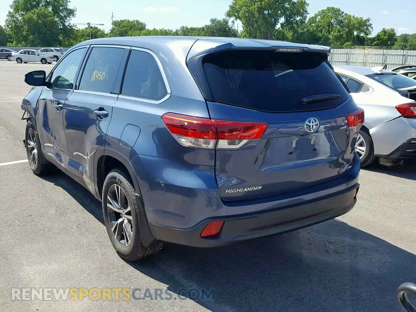 3 Photograph of a damaged car 5TDBZRFH9KS963821 TOYOTA HIGHLANDER 2019