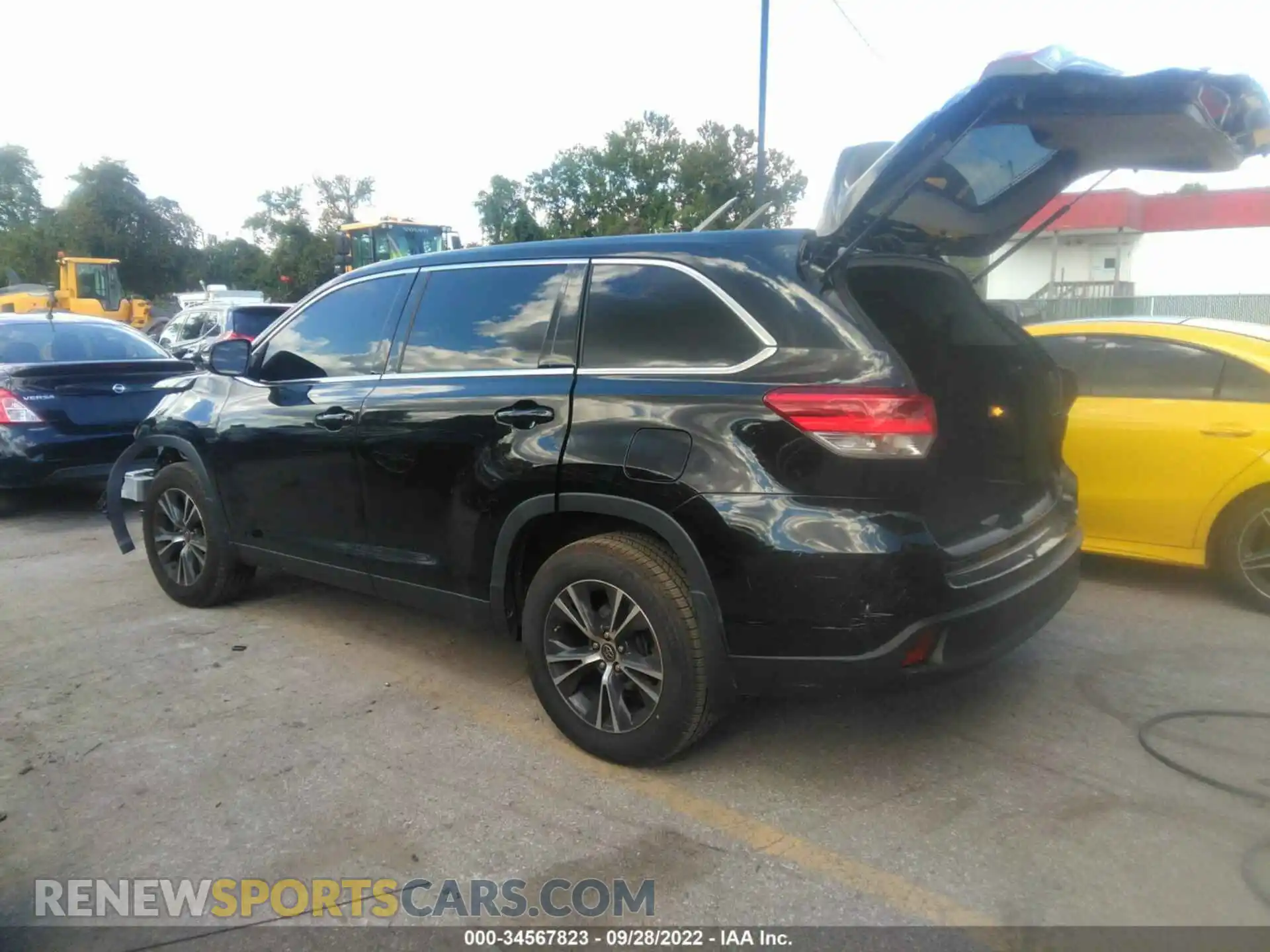 3 Photograph of a damaged car 5TDBZRFHXKS964041 TOYOTA HIGHLANDER 2019