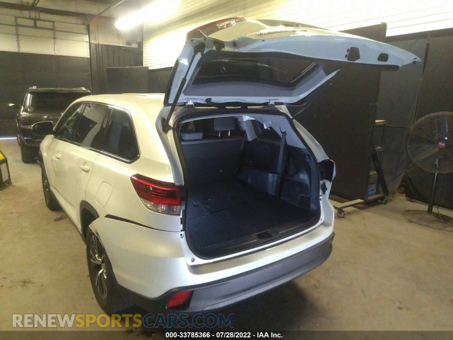 3 Photograph of a damaged car 5TDBZRFHXKS983818 TOYOTA HIGHLANDER 2019