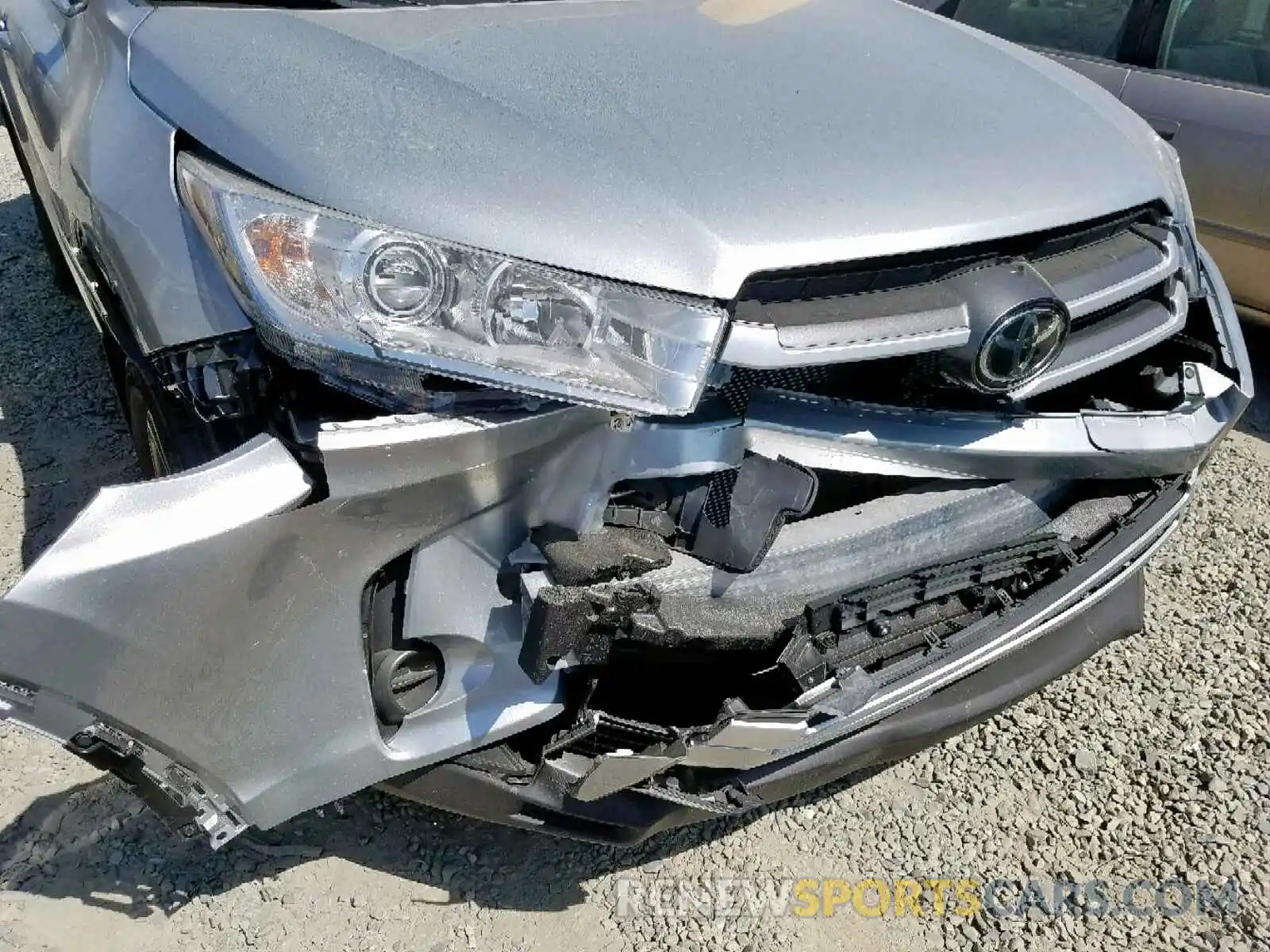 9 Photograph of a damaged car 5TDBZRFHXKS992437 TOYOTA HIGHLANDER 2019