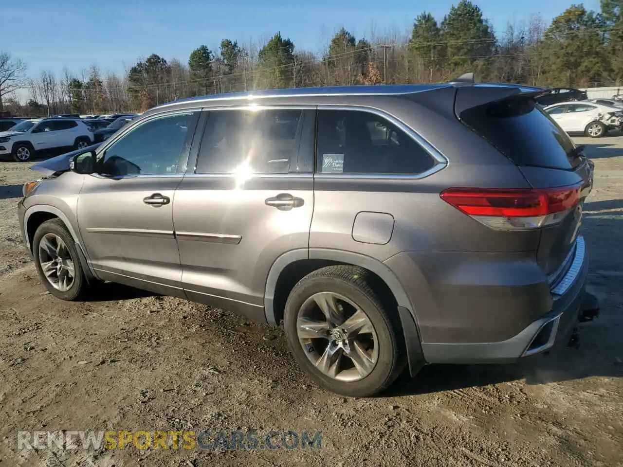 2 Photograph of a damaged car 5TDDZRFH0KS703283 TOYOTA HIGHLANDER 2019