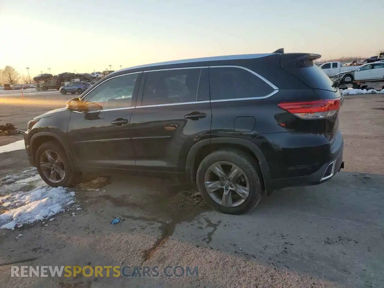 2 Photograph of a damaged car 5TDDZRFH0KS991693 TOYOTA HIGHLANDER 2019