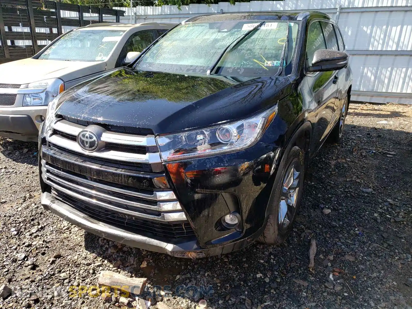 2 Photograph of a damaged car 5TDDZRFH2KS737774 TOYOTA HIGHLANDER 2019