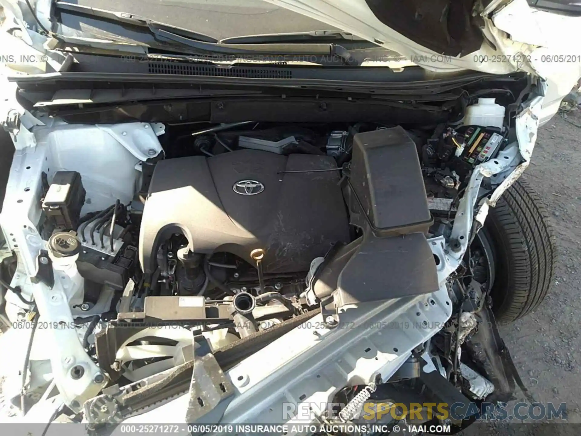 10 Photograph of a damaged car 5TDDZRFH5KS944529 TOYOTA HIGHLANDER 2019