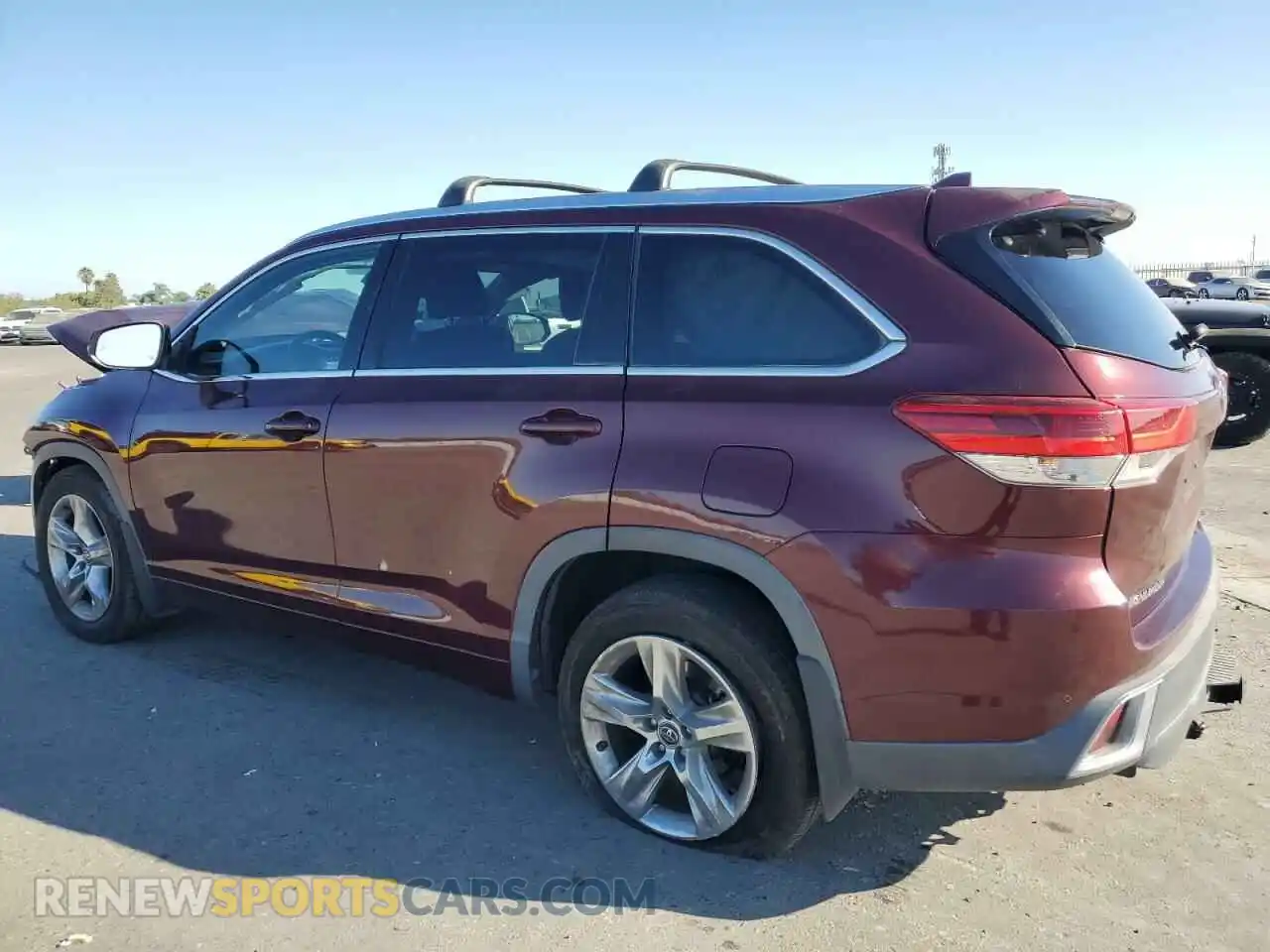 2 Photograph of a damaged car 5TDDZRFH8KS917566 TOYOTA HIGHLANDER 2019