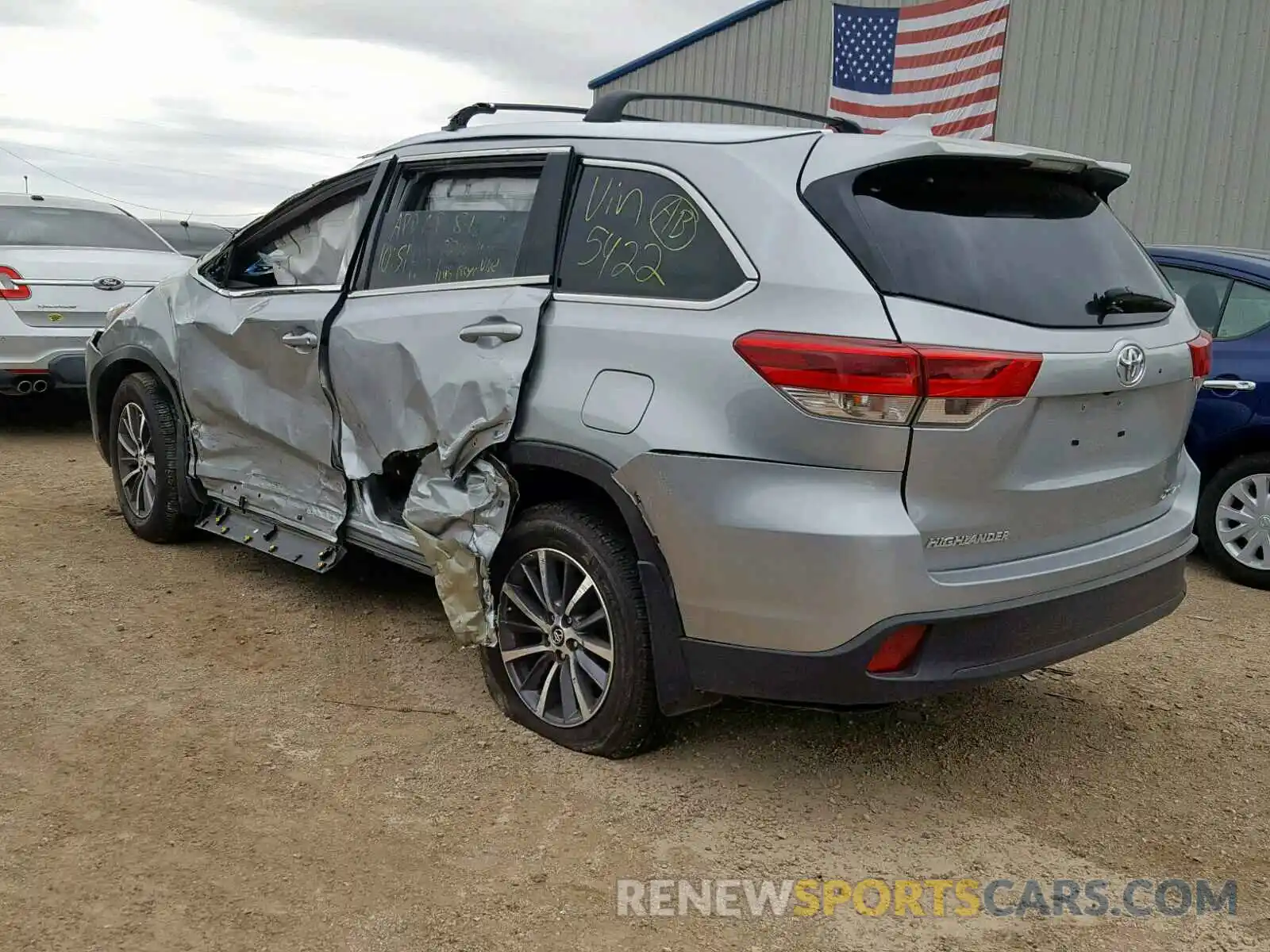 3 Photograph of a damaged car 5TDJZRFH0KS575422 TOYOTA HIGHLANDER 2019