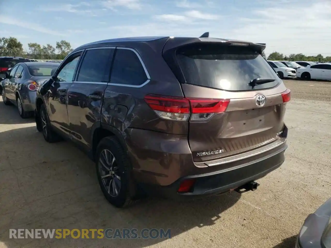 3 Photograph of a damaged car 5TDJZRFH3KS933743 TOYOTA HIGHLANDER 2019