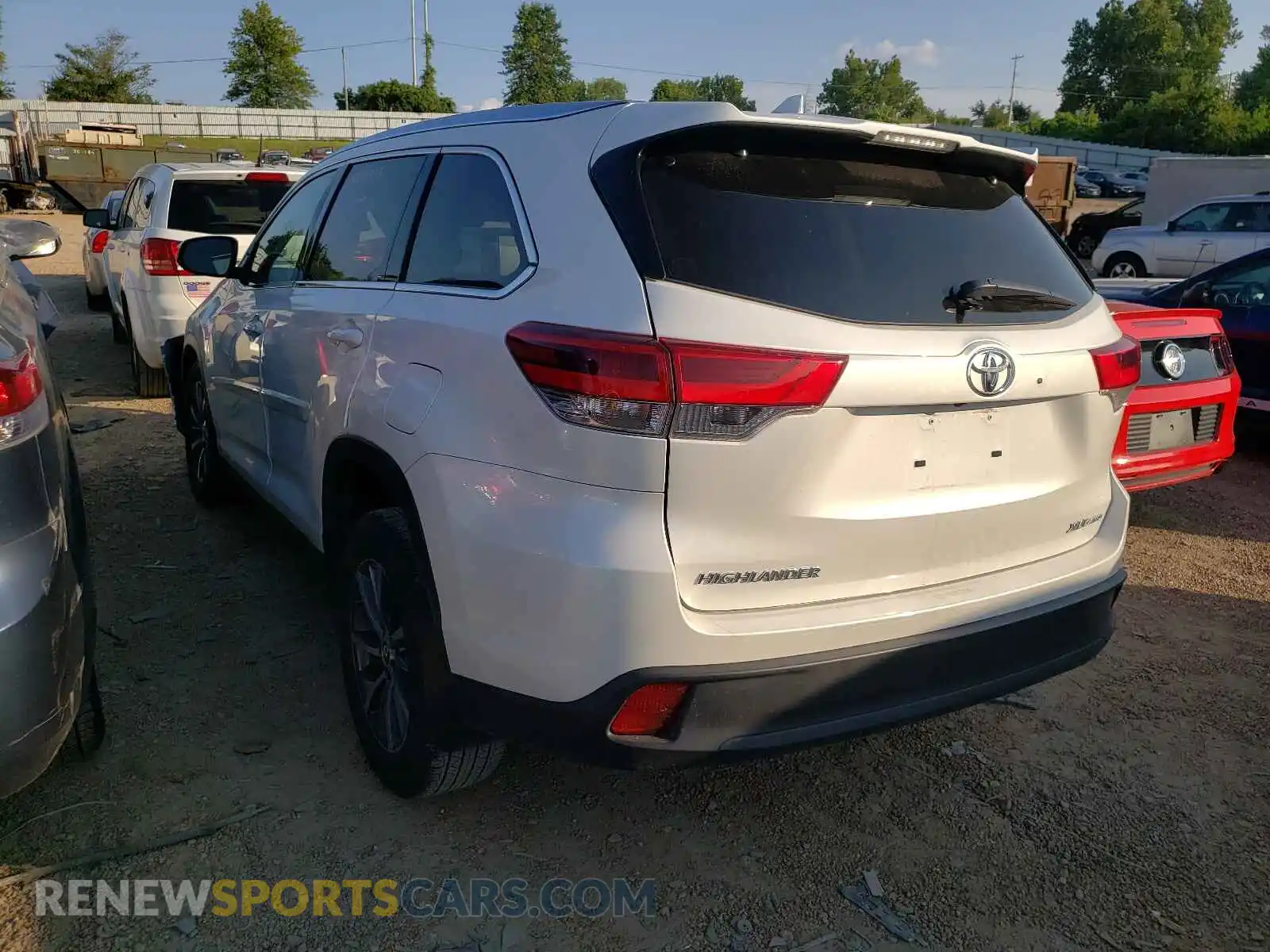 3 Photograph of a damaged car 5TDJZRFH4KS618532 TOYOTA HIGHLANDER 2019