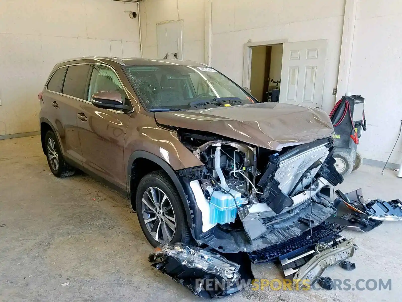 1 Photograph of a damaged car 5TDJZRFH4KS918040 TOYOTA HIGHLANDER 2019