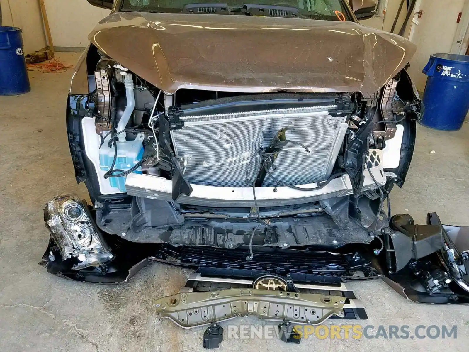 9 Photograph of a damaged car 5TDJZRFH4KS918040 TOYOTA HIGHLANDER 2019