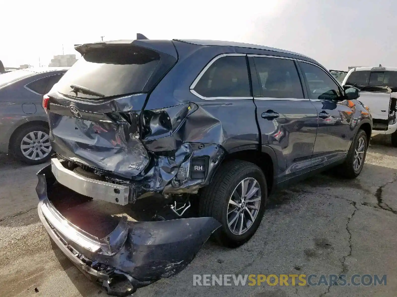 4 Photograph of a damaged car 5TDJZRFH5KS920525 TOYOTA HIGHLANDER 2019