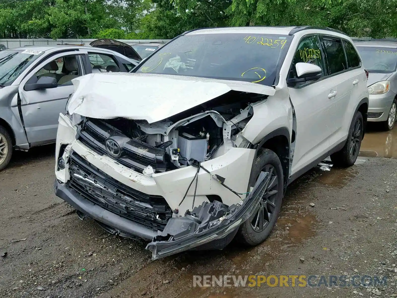 2 Photograph of a damaged car 5TDJZRFH5KS951922 TOYOTA HIGHLANDER 2019
