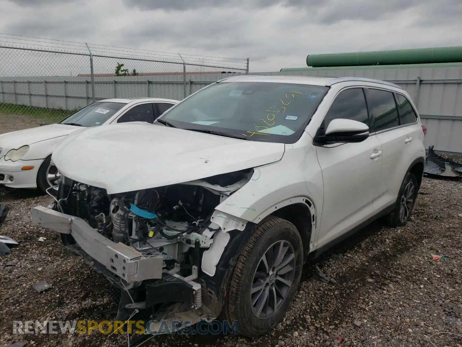 2 Photograph of a damaged car 5TDKZRFH5KS319975 TOYOTA HIGHLANDER 2019