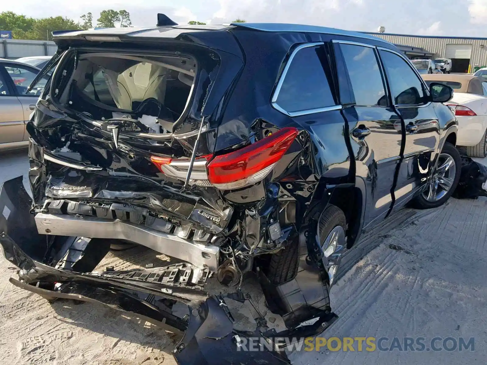 4 Photograph of a damaged car 5TDYZRFH3KS331147 TOYOTA HIGHLANDER 2019