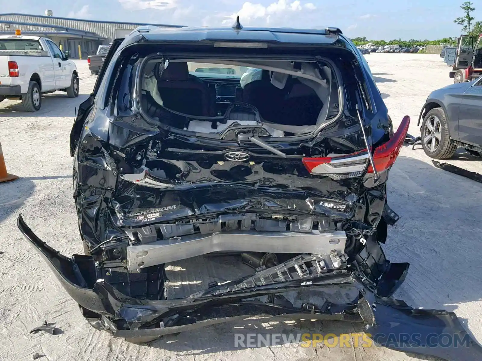 9 Photograph of a damaged car 5TDYZRFH3KS331147 TOYOTA HIGHLANDER 2019