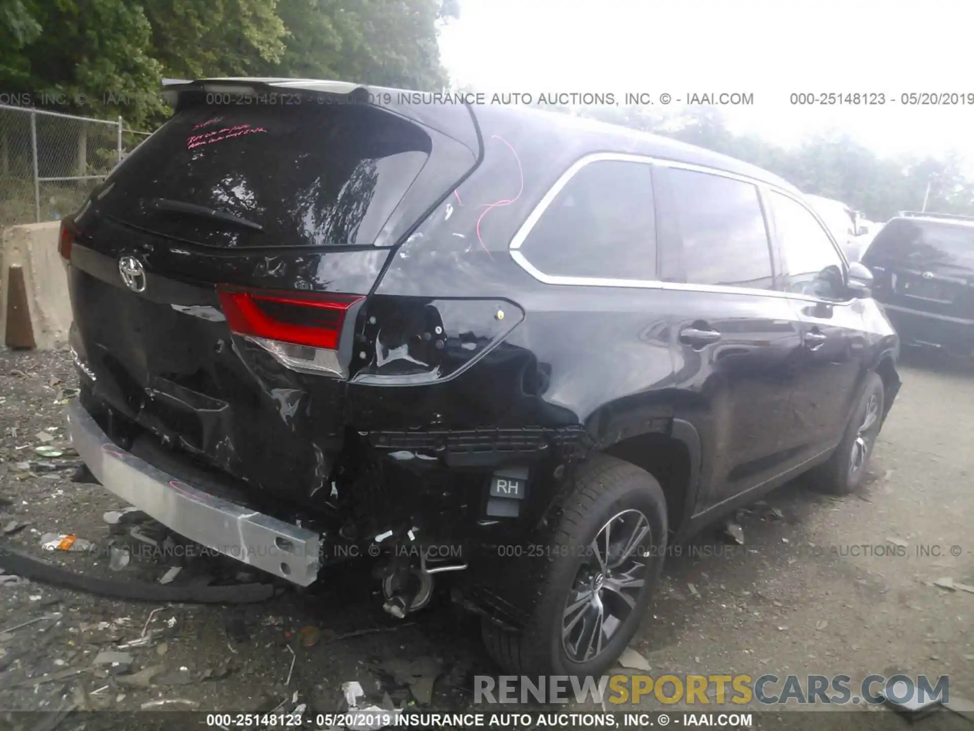 4 Photograph of a damaged car 5TDZARFH0KS049530 TOYOTA HIGHLANDER 2019