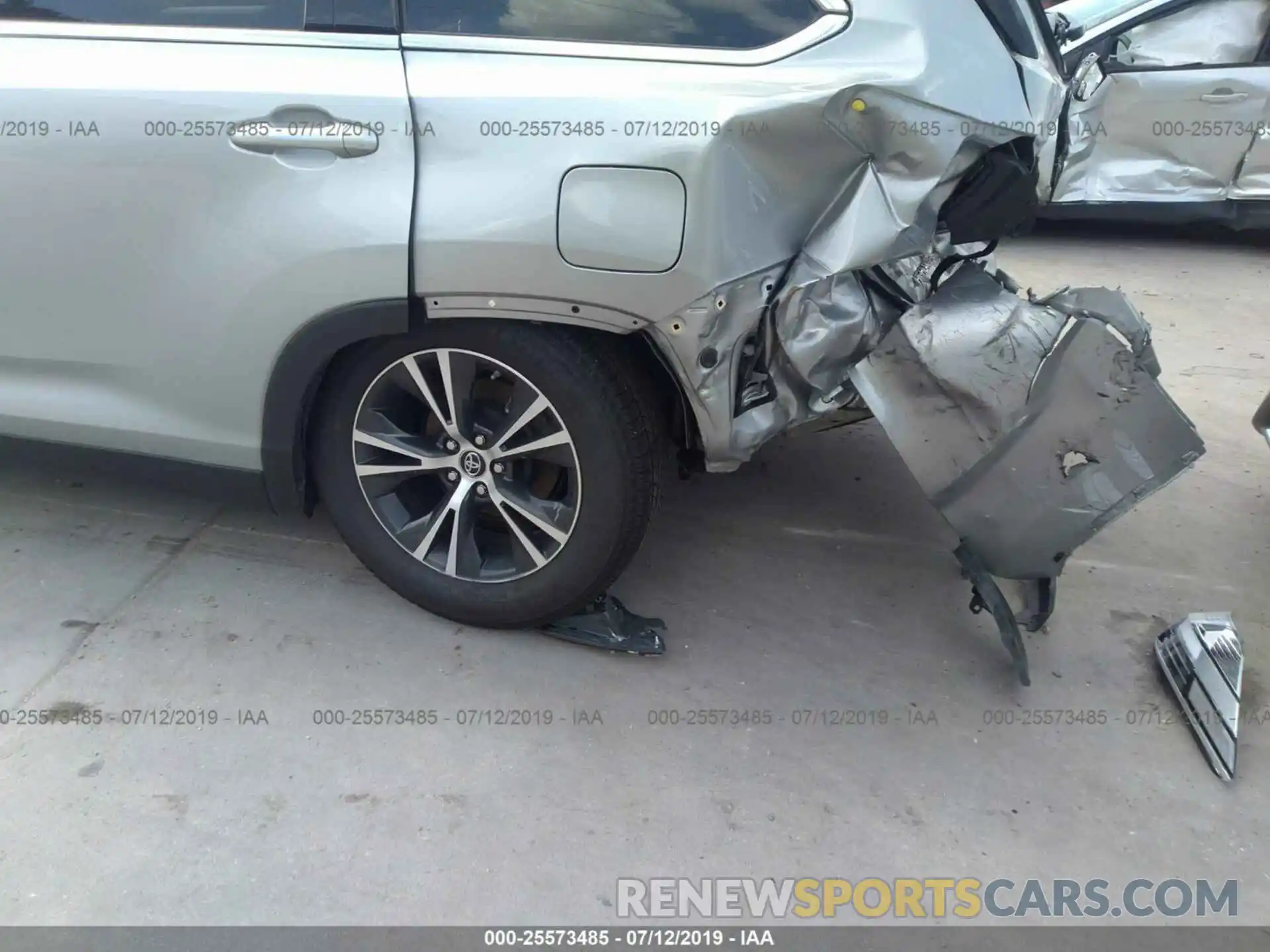 6 Photograph of a damaged car 5TDZZRFH3KS325644 TOYOTA HIGHLANDER 2019