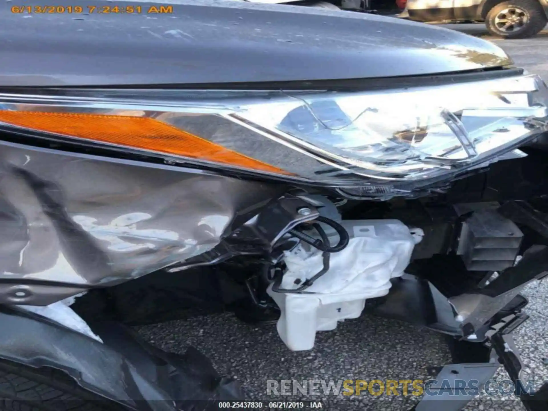 11 Photograph of a damaged car 5TDZZRFH7KS304747 TOYOTA HIGHLANDER 2019
