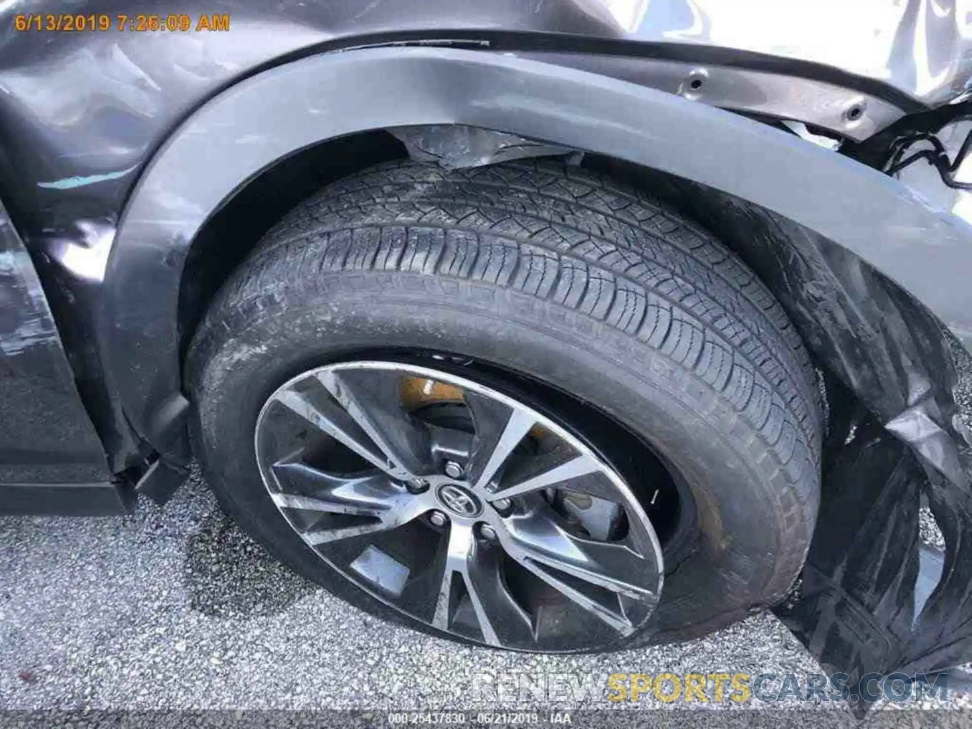 13 Photograph of a damaged car 5TDZZRFH7KS304747 TOYOTA HIGHLANDER 2019
