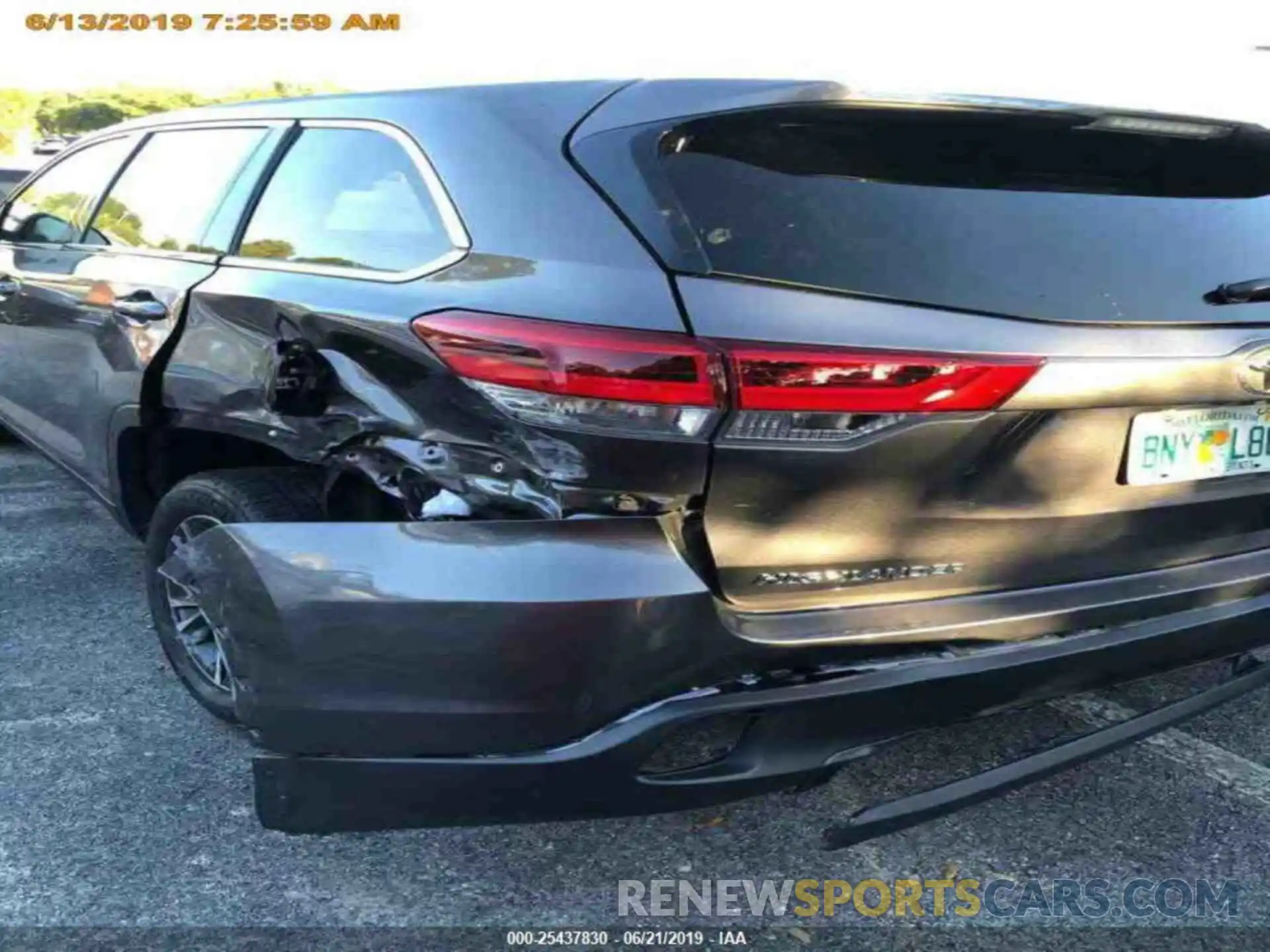 14 Photograph of a damaged car 5TDZZRFH7KS304747 TOYOTA HIGHLANDER 2019