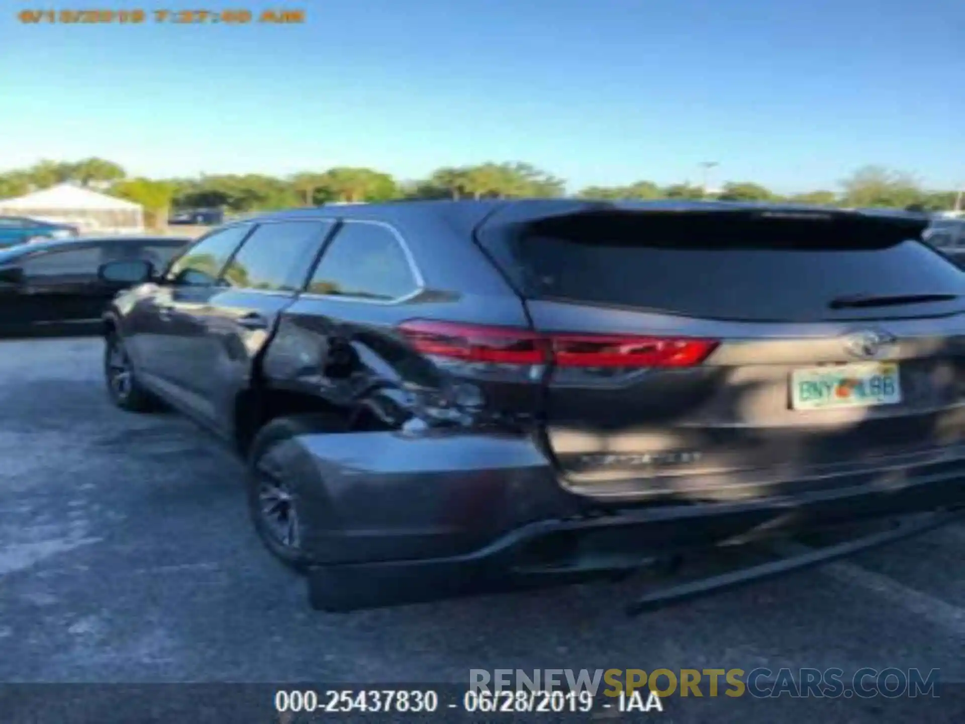 3 Photograph of a damaged car 5TDZZRFH7KS304747 TOYOTA HIGHLANDER 2019