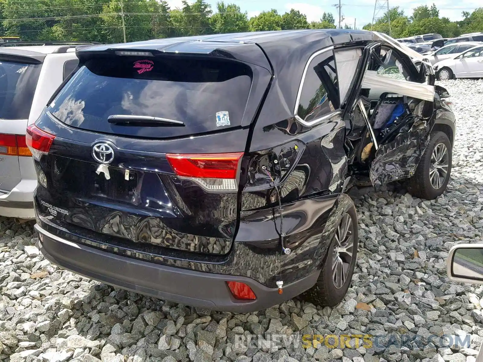4 Photograph of a damaged car 5TDZZRFH9KS290981 TOYOTA HIGHLANDER 2019