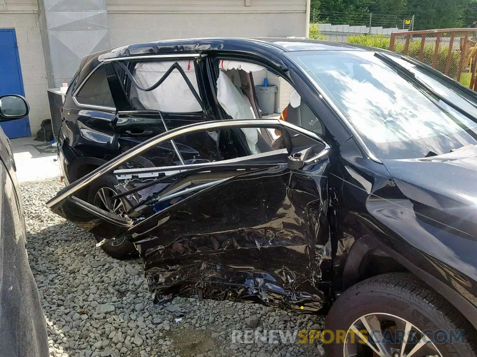 9 Photograph of a damaged car 5TDZZRFH9KS290981 TOYOTA HIGHLANDER 2019