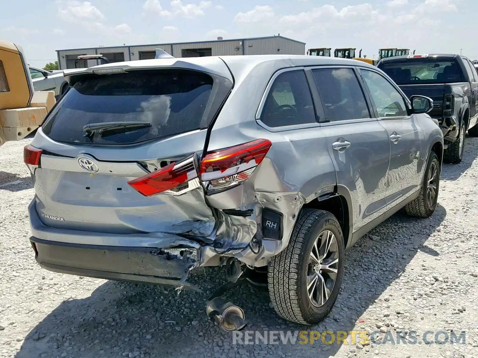 4 Photograph of a damaged car 5TDZZRFHXKS313118 TOYOTA HIGHLANDER 2019