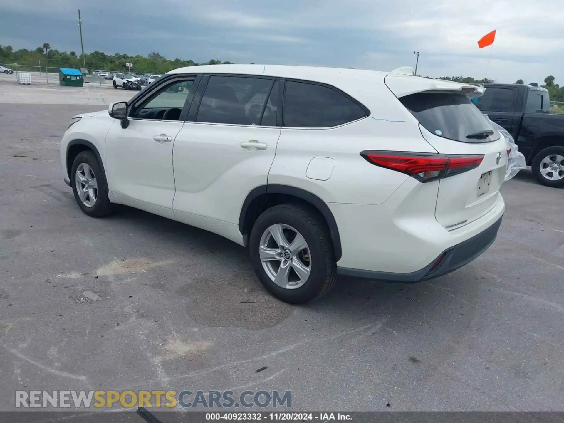 3 Photograph of a damaged car 5TDCZRAH2LS502604 TOYOTA HIGHLANDER 2020