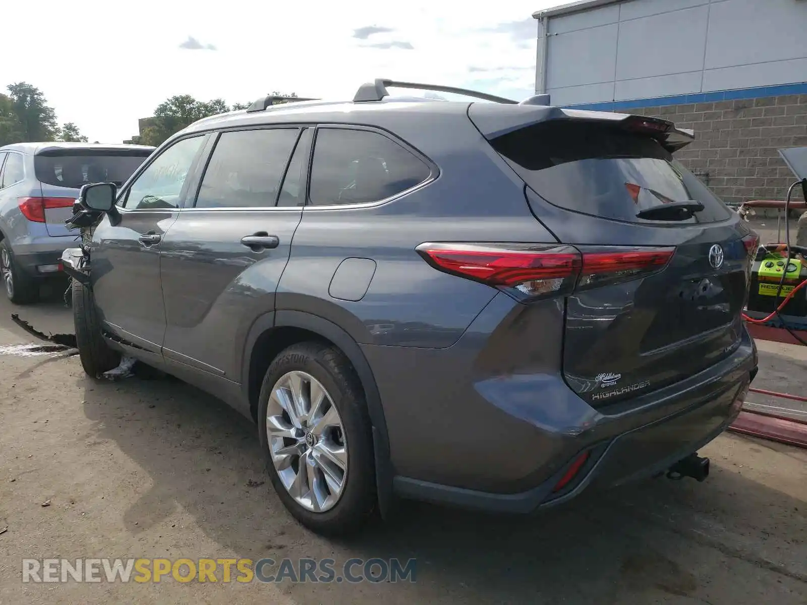 3 Photograph of a damaged car 5TDDZRBH8LS055103 TOYOTA HIGHLANDER 2020