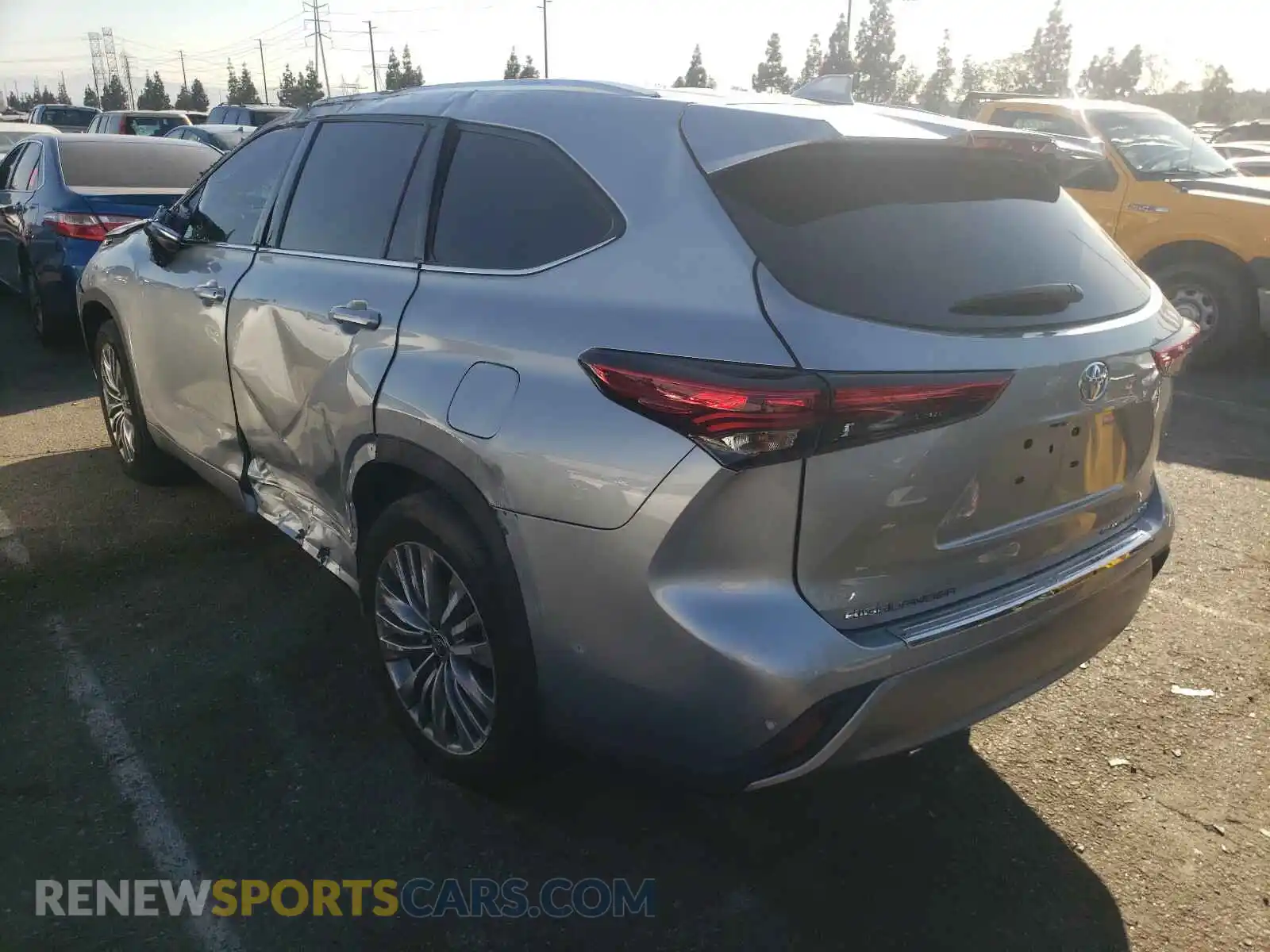 3 Photograph of a damaged car 5TDFZRBH9LS038643 TOYOTA HIGHLANDER 2020