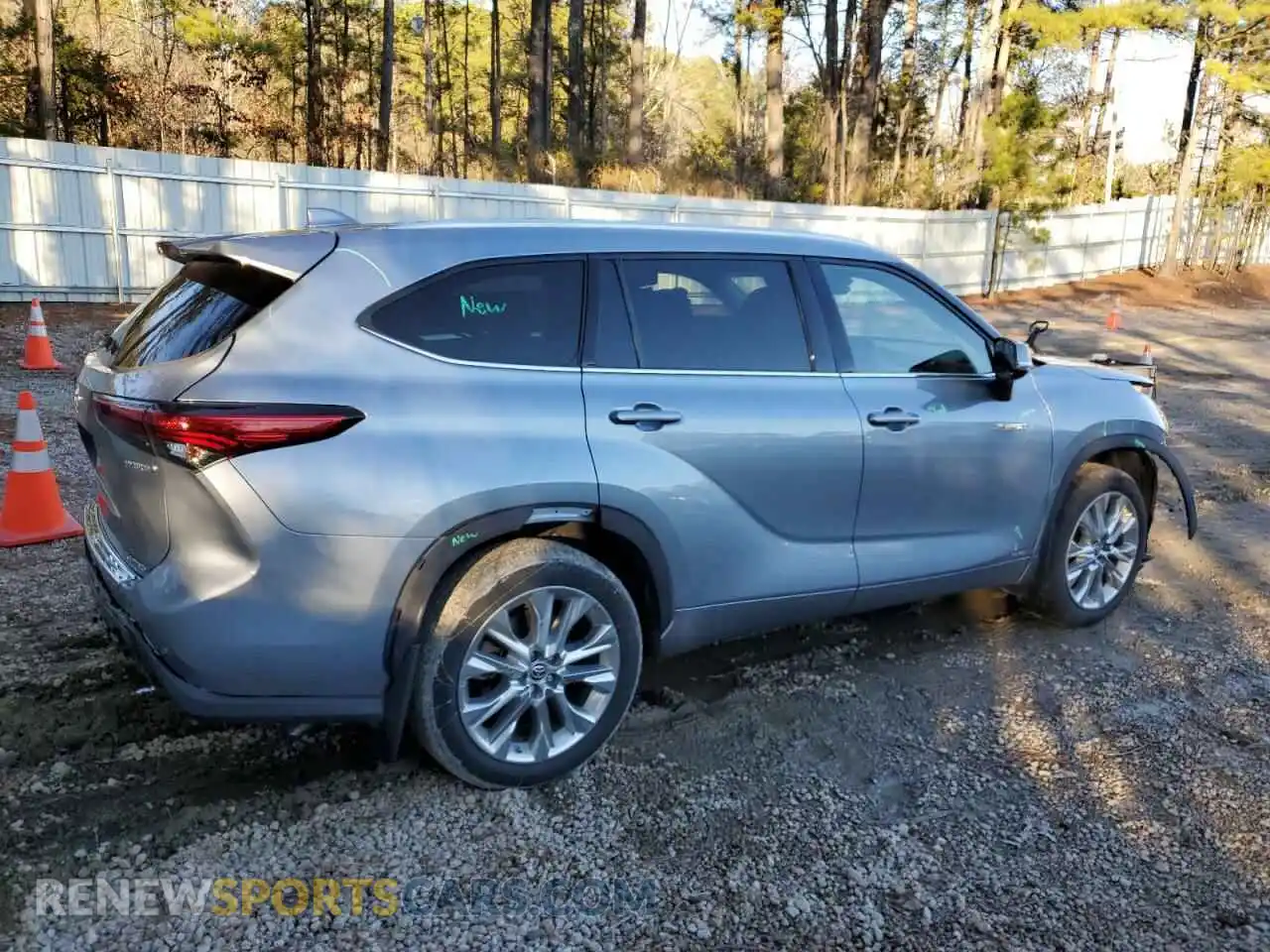 3 Photograph of a damaged car 5TDXBRCH5LS009082 TOYOTA HIGHLANDER 2020