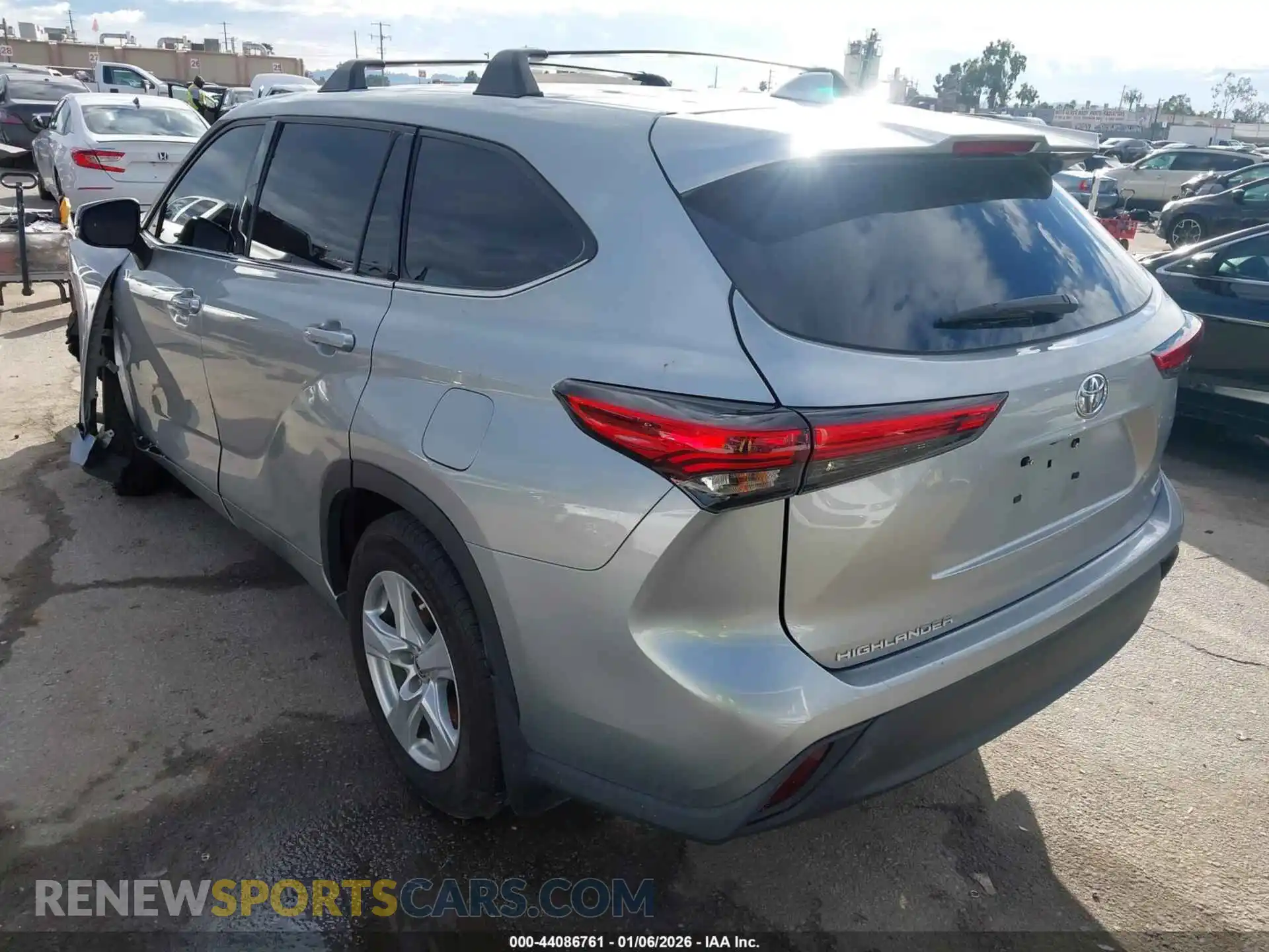 3 Photograph of a damaged car 5TDCZRAHXMS082995 TOYOTA HIGHLANDER 2021