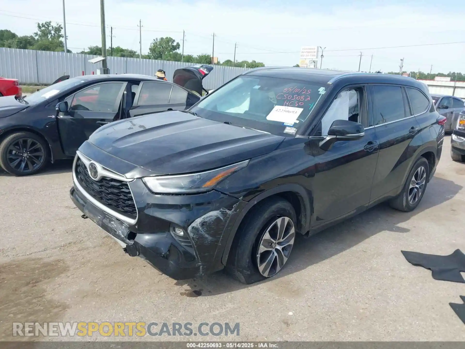 2 fotografías del automóvil dañado 5TDGZRAH5MS041322 TOYOTA HIGHLANDER 2021