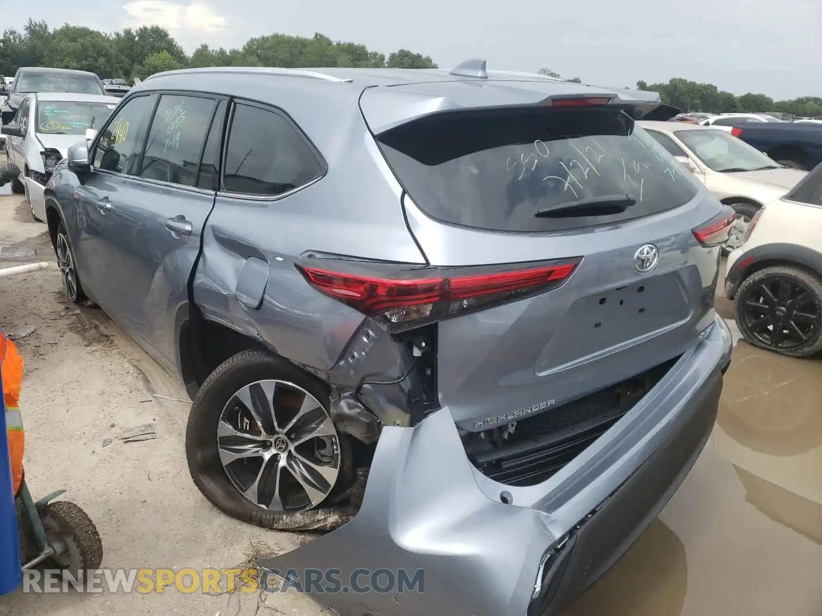 3 Photograph of a damaged car 5TDGZRAHXMS062196 TOYOTA HIGHLANDER 2021