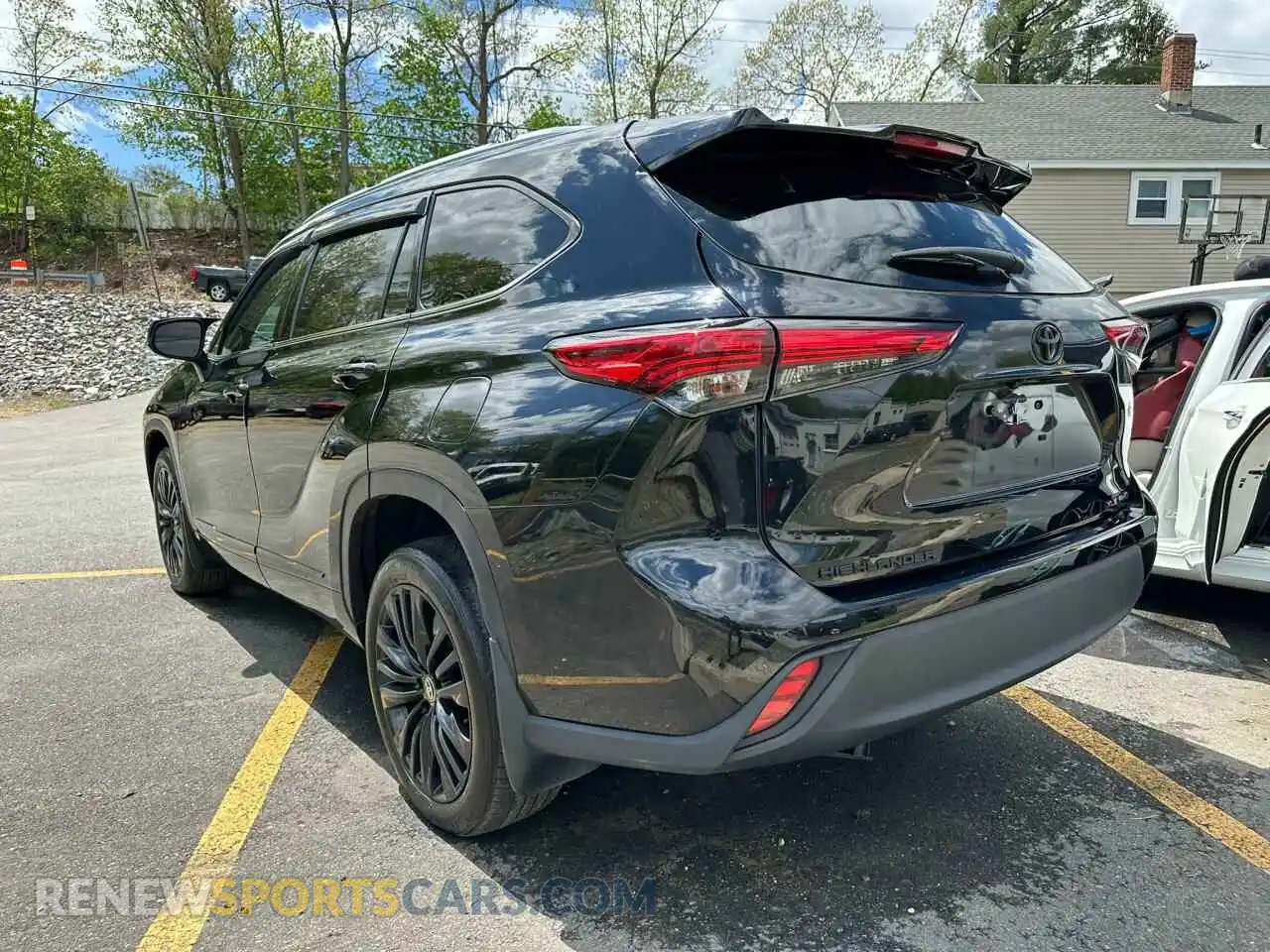 2 Photograph of a damaged car 5TDGZRBH2MS549195 TOYOTA HIGHLANDER 2021